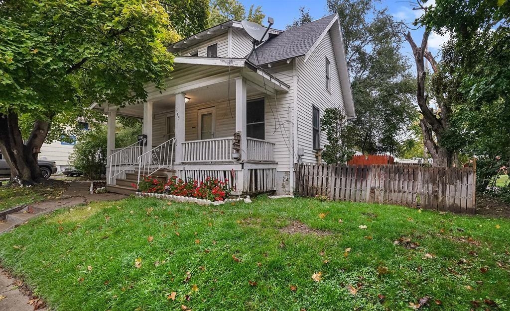 Boston Avenue home and front porch in Flint, MI