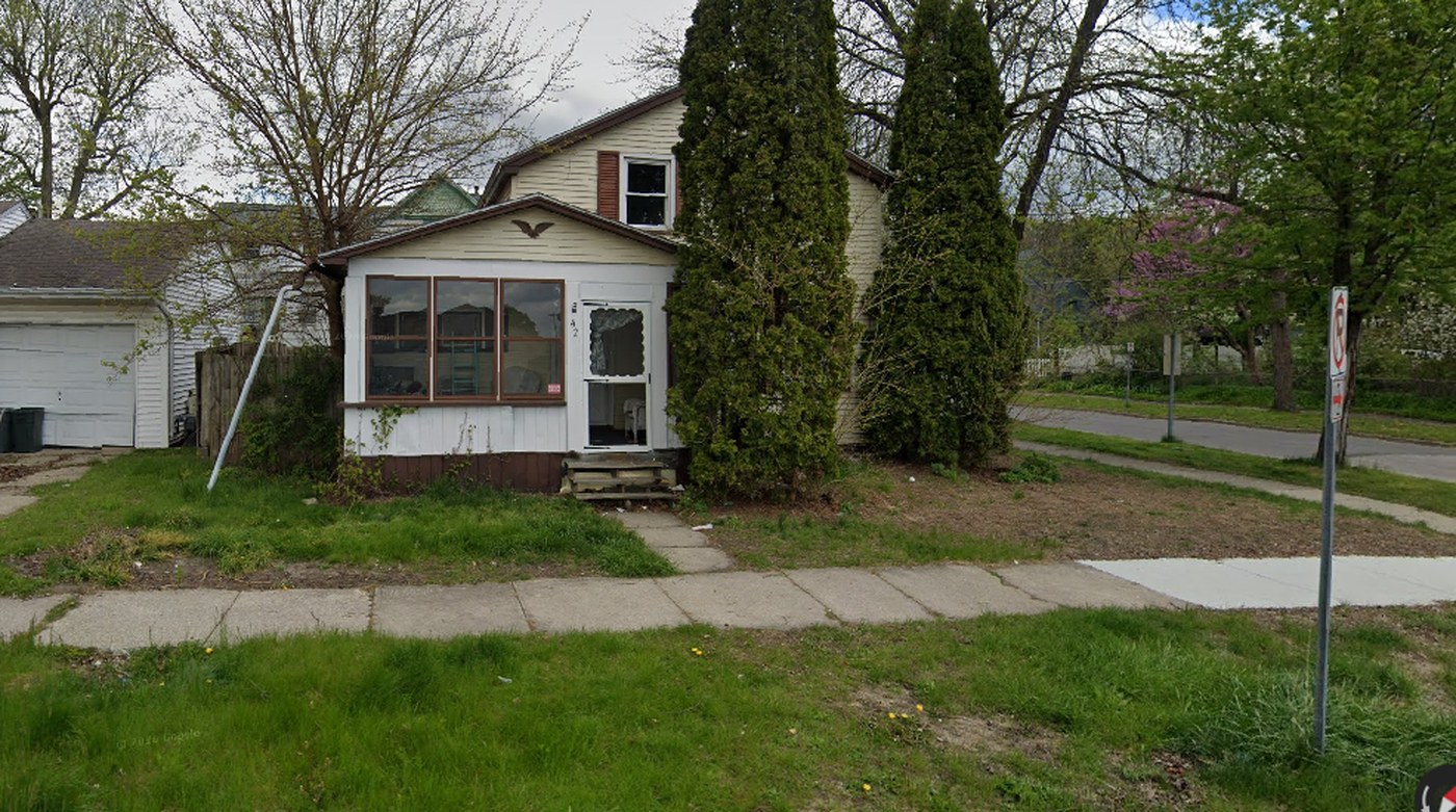 N Fayette St home in Saginaw, MI